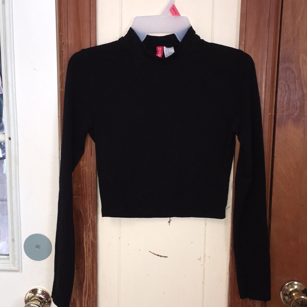 Ladies Small divided crop Top Black NWOT